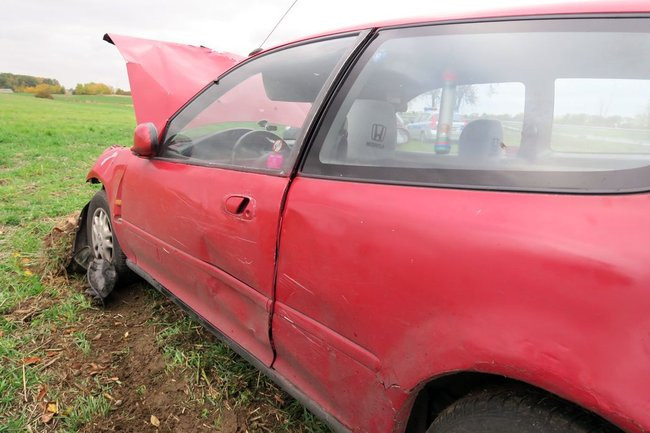 Kolizja w Karolewku, honda poza drogą (kilka zdjęć)