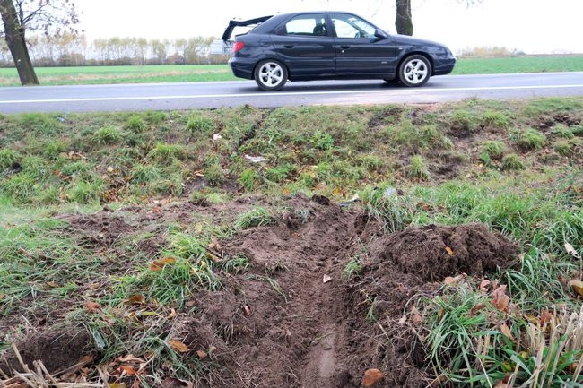 Kolizja w Karolewku, honda poza drogą (kilka zdjęć)