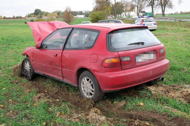 Kolizja w Karolewku, honda poza drogą (kilka zdjęć)