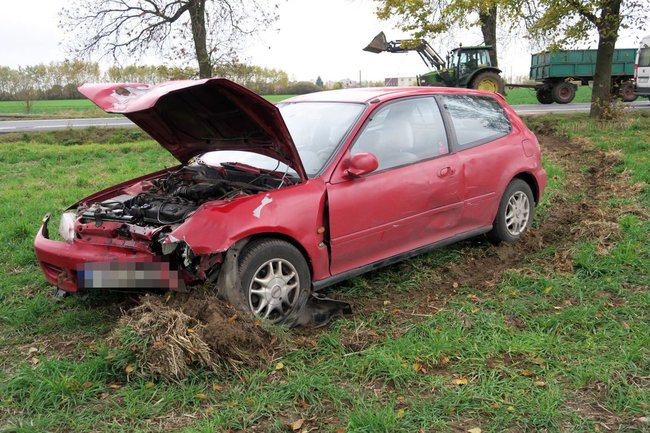 Kolizja w Karolewku, honda poza drogą (kilka zdjęć)