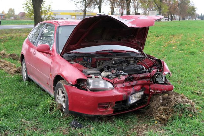 Kolizja w Karolewku, honda poza drogą (kilka zdjęć)