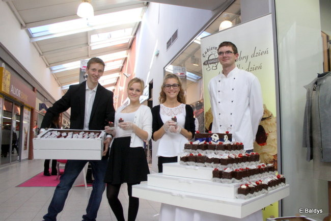 Tort na 15-lecie CH Manhattan (zdjęcia)