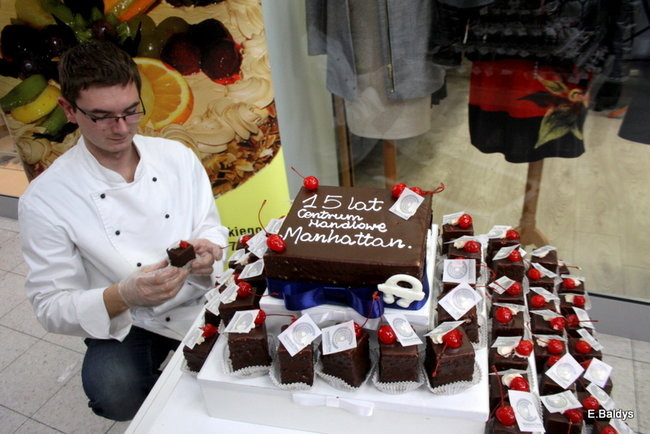 Tort na 15-lecie CH Manhattan (zdjęcia)