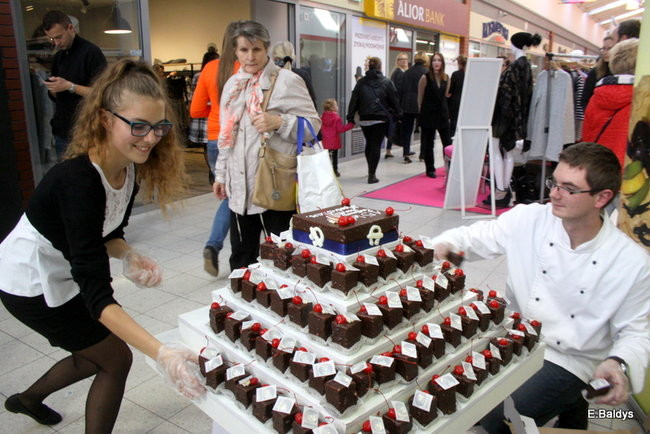 Tort na 15-lecie CH Manhattan (zdjęcia)