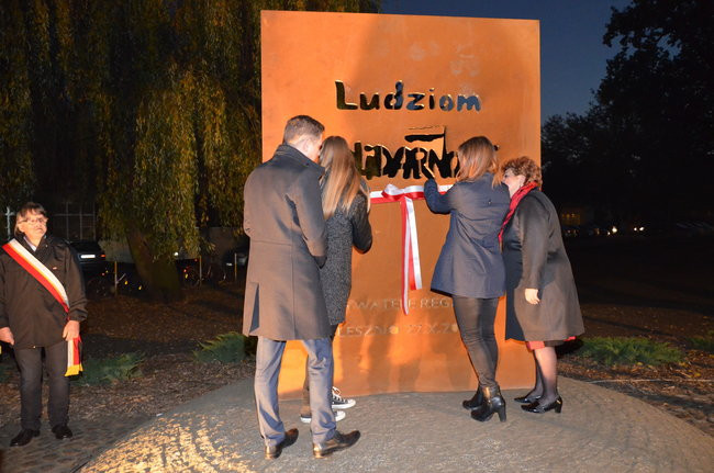 Mocne słowa pod skromnym pomnikiem (zdjęcia)