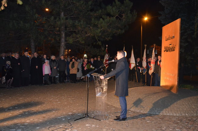 Mocne słowa pod skromnym pomnikiem (zdjęcia)