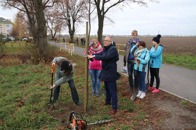 Prezydent posadził swoje pierwsze drzewo (zdjęcia)