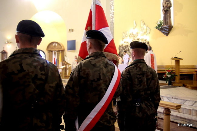 Wspólne śpiewanie pieśni pod pomnikiem (zdjęcia)