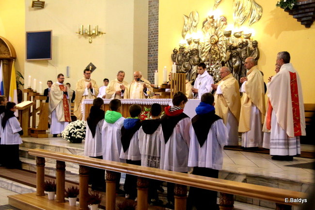 Wspólne śpiewanie pieśni pod pomnikiem (zdjęcia)