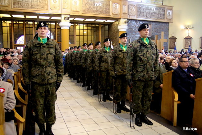 Wspólne śpiewanie pieśni pod pomnikiem (zdjęcia)