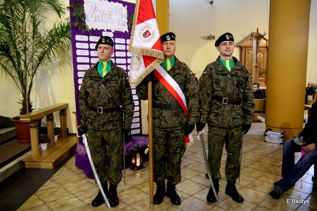 Wspólne śpiewanie pieśni pod pomnikiem (zdjęcia)