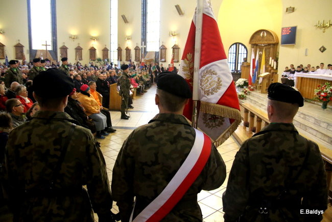Wspólne śpiewanie pieśni pod pomnikiem (zdjęcia)
