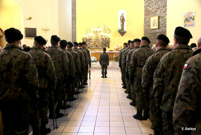 Wspólne śpiewanie pieśni pod pomnikiem (zdjęcia)