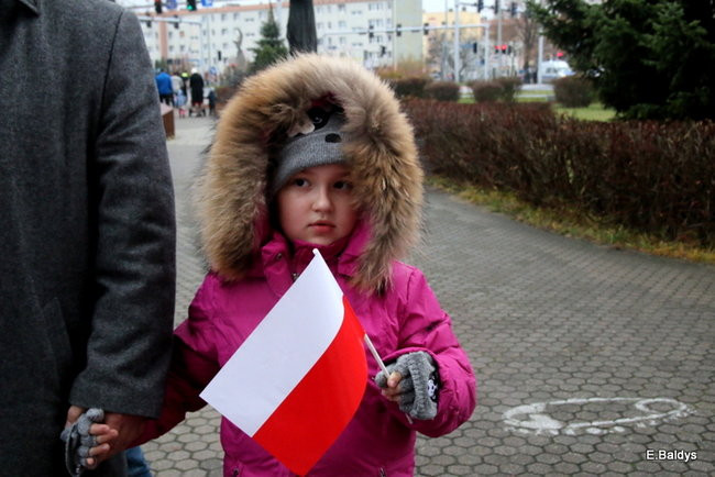 Wspólne śpiewanie pieśni pod pomnikiem (zdjęcia)