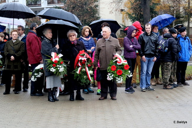 Wspólne śpiewanie pieśni pod pomnikiem (zdjęcia)
