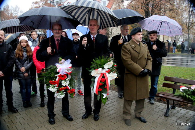 Wspólne śpiewanie pieśni pod pomnikiem (zdjęcia)