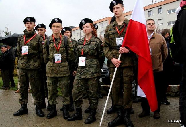 Wspólne śpiewanie pieśni pod pomnikiem (zdjęcia)