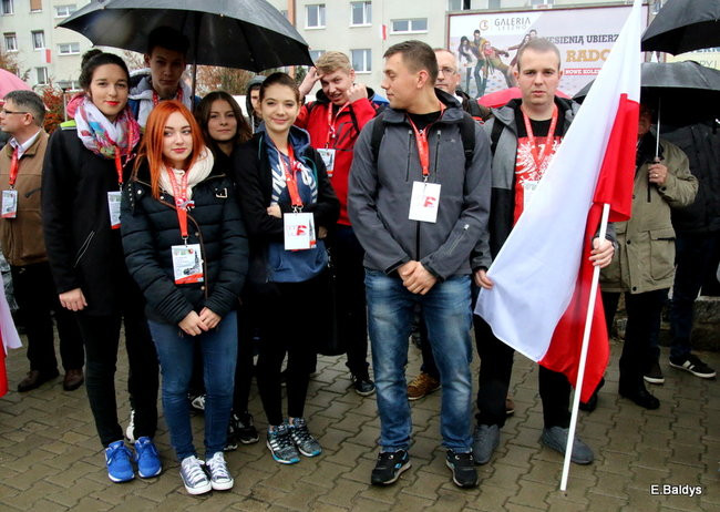 Wspólne śpiewanie pieśni pod pomnikiem (zdjęcia)