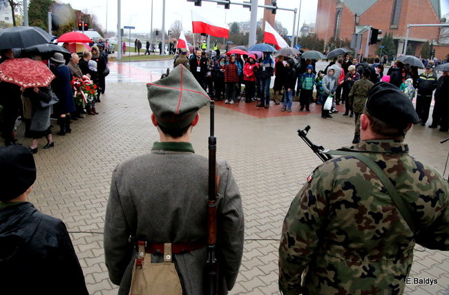 Wspólne śpiewanie pieśni pod pomnikiem (zdjęcia)