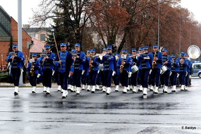 Wspólne śpiewanie pieśni pod pomnikiem (zdjęcia)
