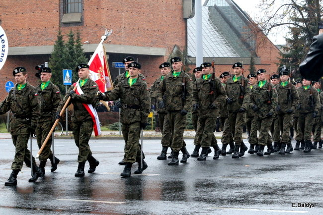 Wspólne śpiewanie pieśni pod pomnikiem (zdjęcia)