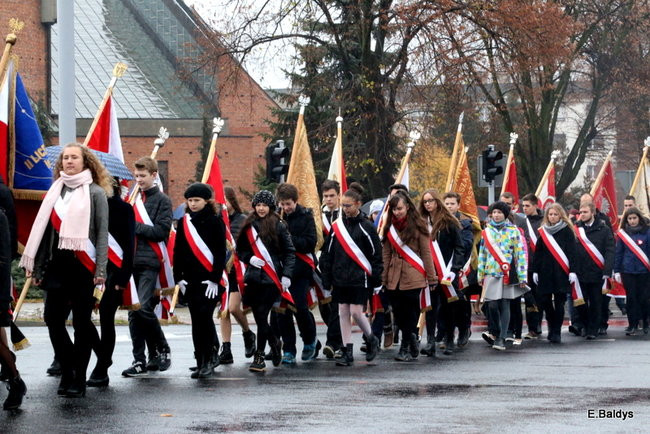 Wspólne śpiewanie pieśni pod pomnikiem (zdjęcia)