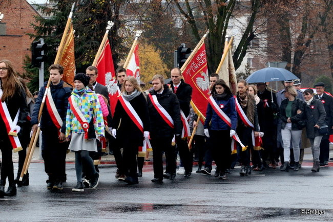 Wspólne śpiewanie pieśni pod pomnikiem (zdjęcia)