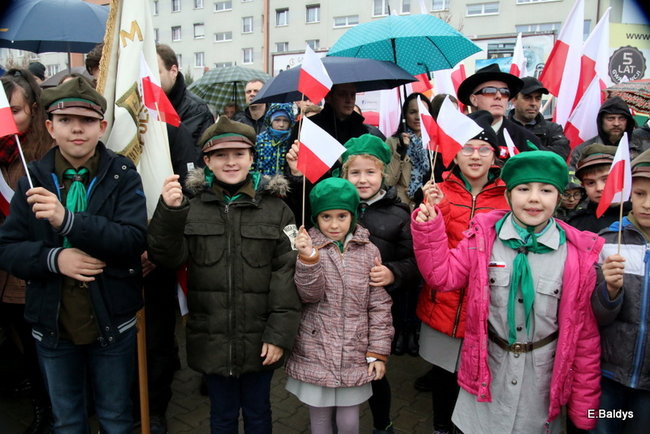 Wspólne śpiewanie pieśni pod pomnikiem (zdjęcia)