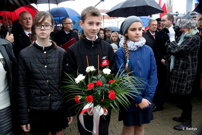 Wspólne śpiewanie pieśni pod pomnikiem (zdjęcia)
