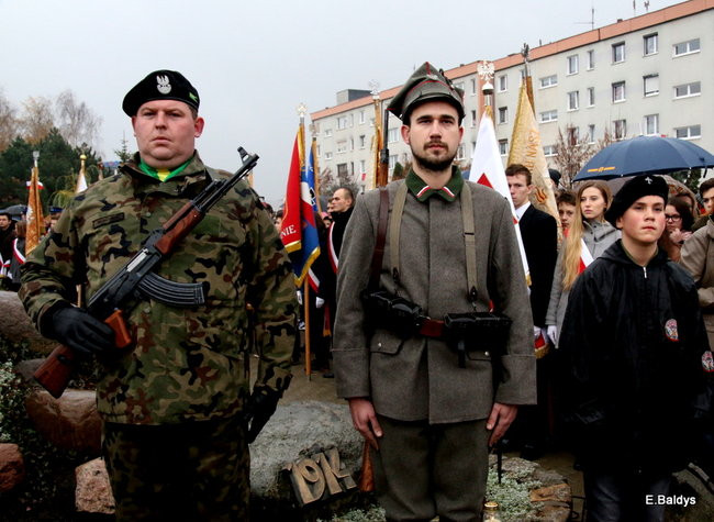 Wspólne śpiewanie pieśni pod pomnikiem (zdjęcia)