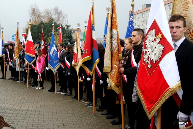 Wspólne śpiewanie pieśni pod pomnikiem (zdjęcia)