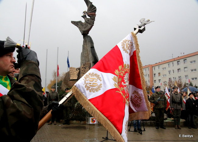 Wspólne śpiewanie pieśni pod pomnikiem (zdjęcia)