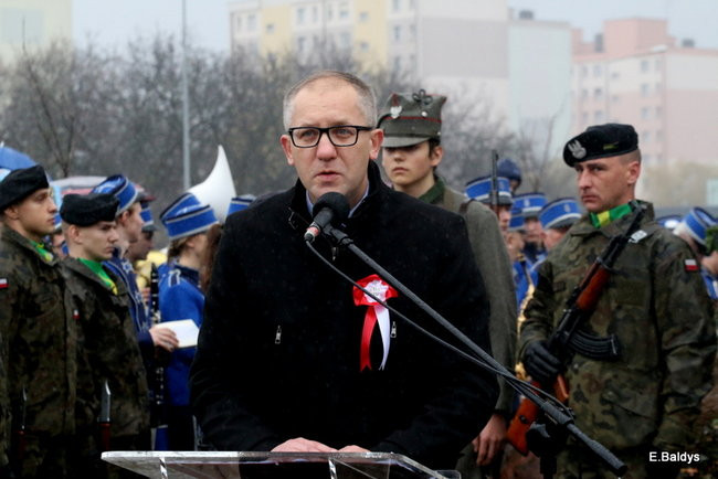 Wspólne śpiewanie pieśni pod pomnikiem (zdjęcia)