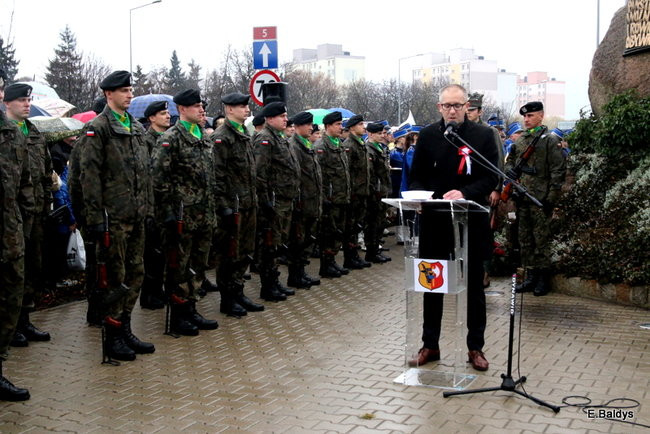Wspólne śpiewanie pieśni pod pomnikiem (zdjęcia)