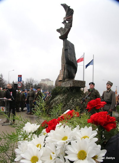 Wspólne śpiewanie pieśni pod pomnikiem (zdjęcia)