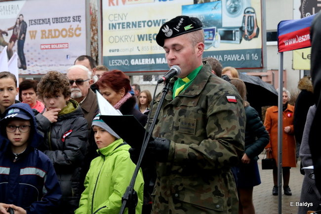 Wspólne śpiewanie pieśni pod pomnikiem (zdjęcia)