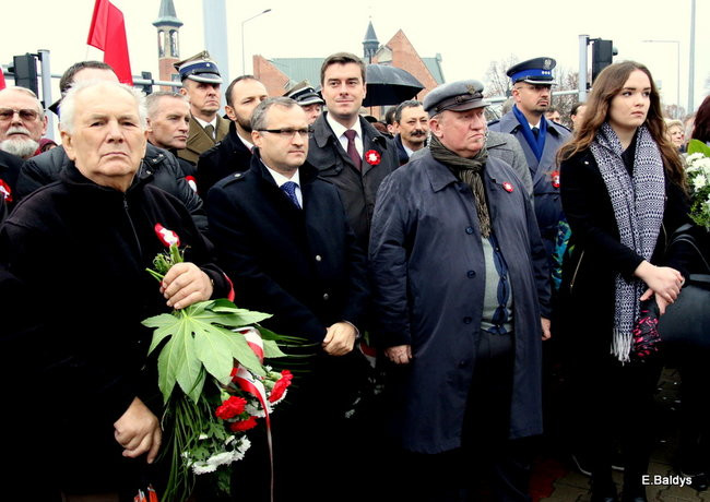 Wspólne śpiewanie pieśni pod pomnikiem (zdjęcia)