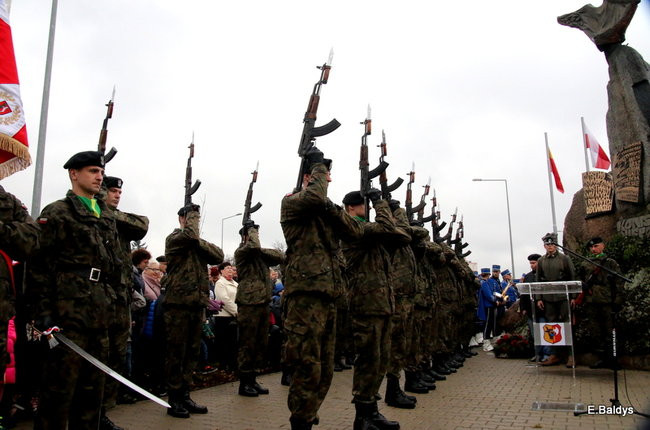 Wspólne śpiewanie pieśni pod pomnikiem (zdjęcia)