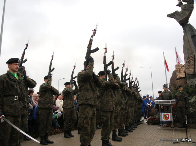 Wspólne śpiewanie pieśni pod pomnikiem (zdjęcia)