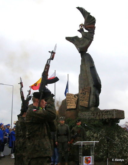 Wspólne śpiewanie pieśni pod pomnikiem (zdjęcia)