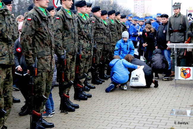Wspólne śpiewanie pieśni pod pomnikiem (zdjęcia)