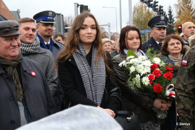 Wspólne śpiewanie pieśni pod pomnikiem (zdjęcia)