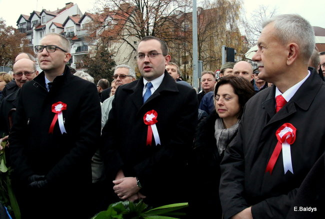 Wspólne śpiewanie pieśni pod pomnikiem (zdjęcia)