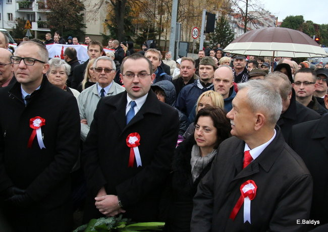 Wspólne śpiewanie pieśni pod pomnikiem (zdjęcia)