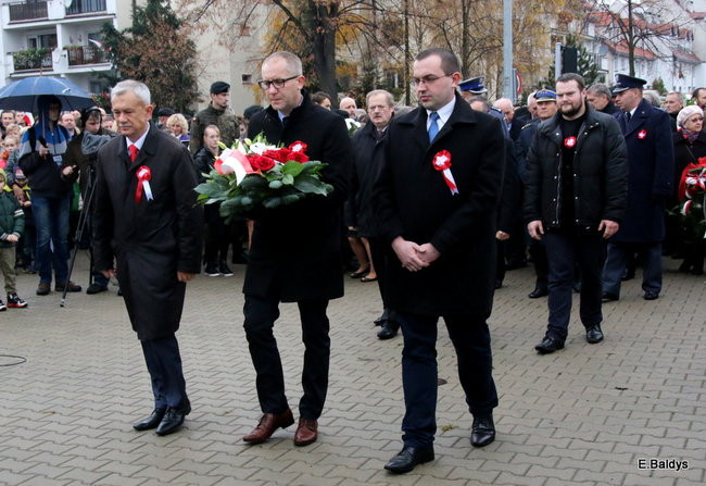 Wspólne śpiewanie pieśni pod pomnikiem (zdjęcia)