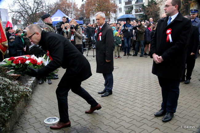 Wspólne śpiewanie pieśni pod pomnikiem (zdjęcia)