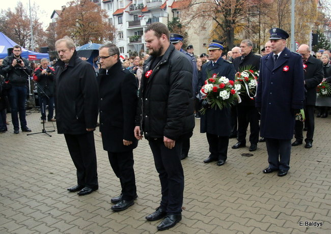 Wspólne śpiewanie pieśni pod pomnikiem (zdjęcia)