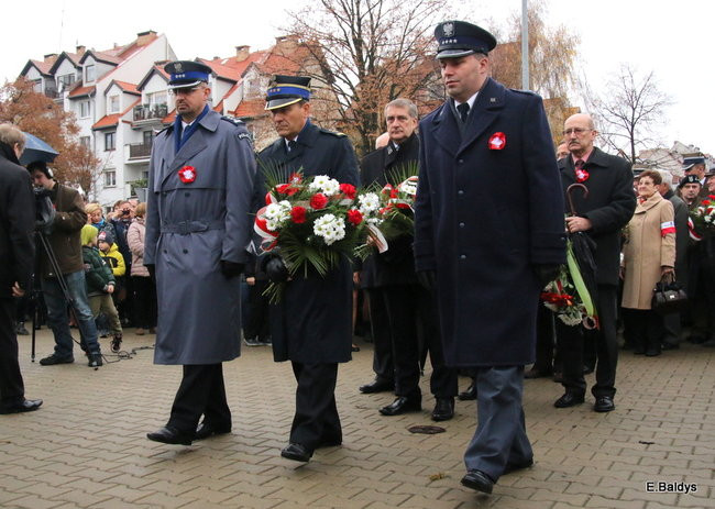 Wspólne śpiewanie pieśni pod pomnikiem (zdjęcia)