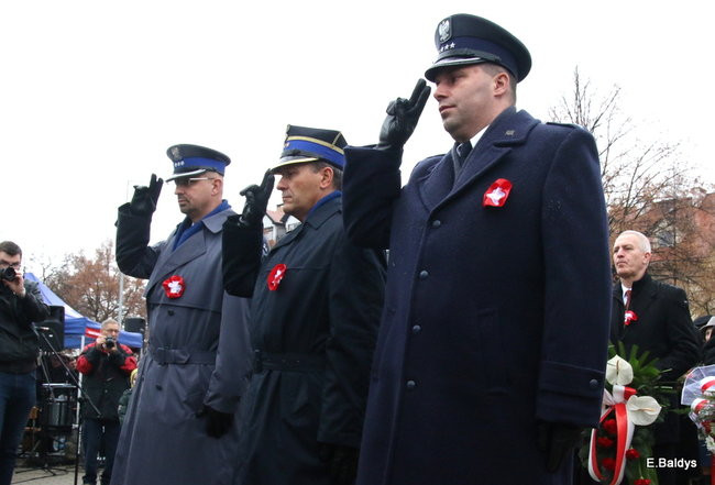 Wspólne śpiewanie pieśni pod pomnikiem (zdjęcia)