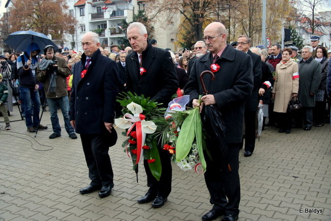 Wspólne śpiewanie pieśni pod pomnikiem (zdjęcia)